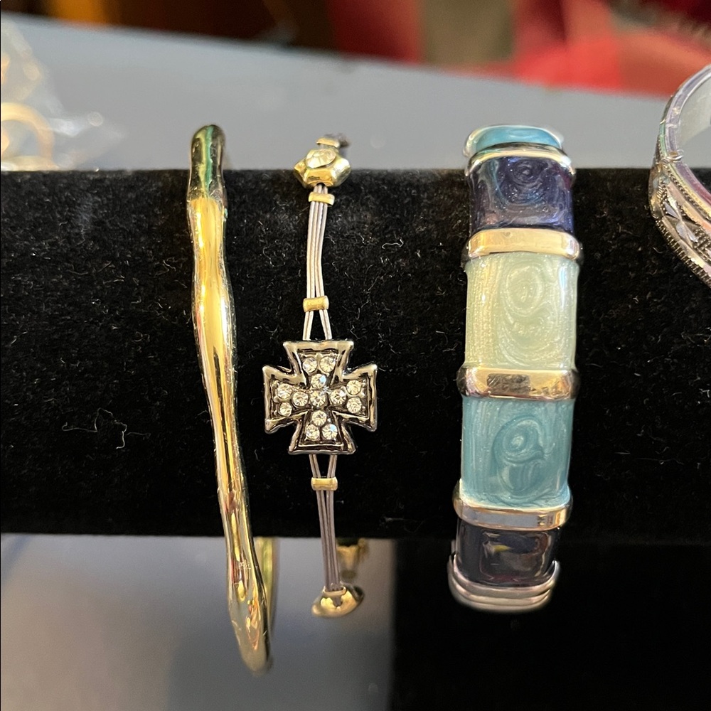 All wearable vintage to now jewelry lot, 0228A - Picture 2 of 15